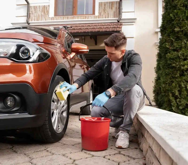 Lavage auto à domicile L'Isle-de-Noé : professionnel intervenant sur un véhicule